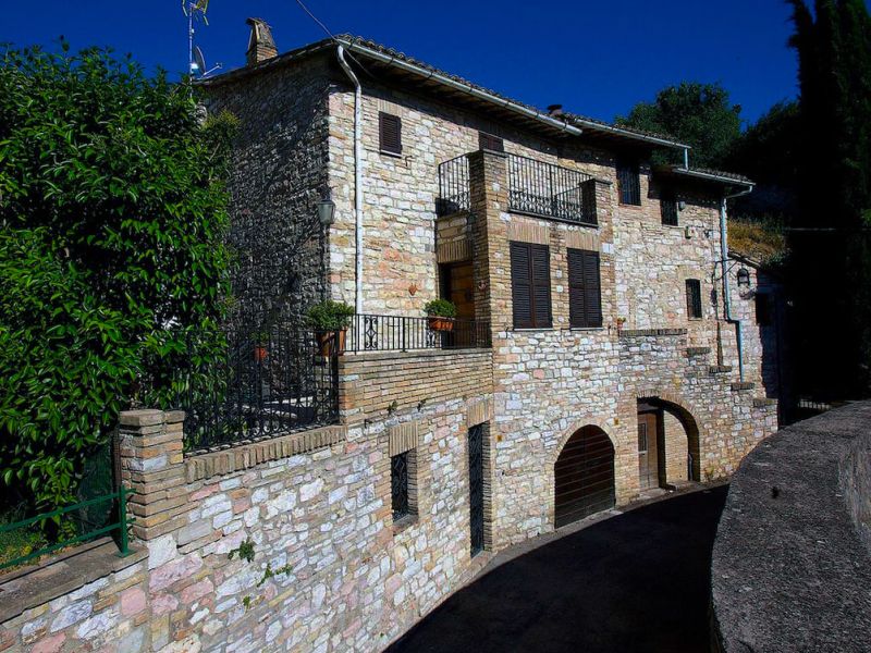 Vendita Cielo Terra Assisi / Sell Detached Property – Anfiteatro Romano